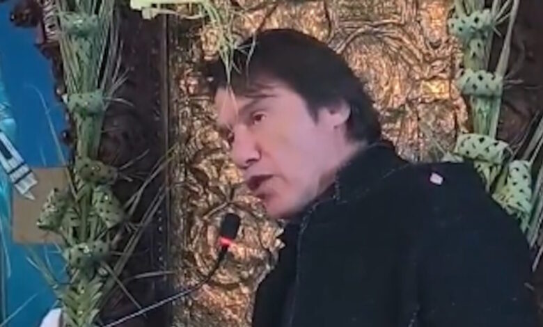 Στράτος-Τζώρτζογλου:-Απήγγειλε-το-«Πιστεύω»-μπροστά-στον-ιερέα-που-τον-βοήθησε-στη-μάχη-με-την-κατάθλιψη