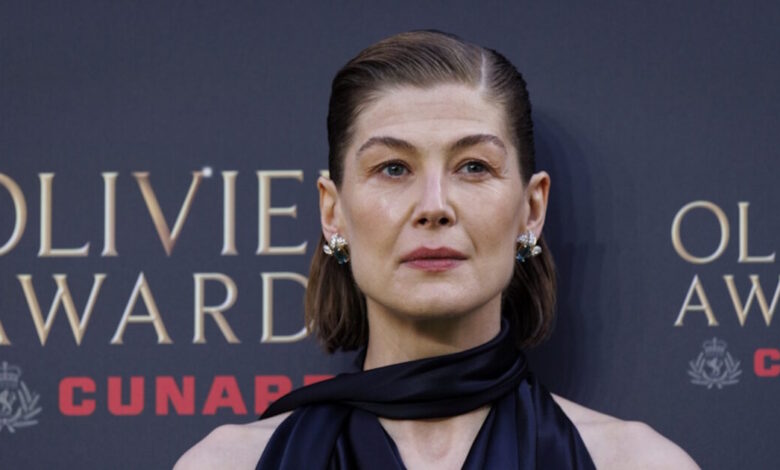 Το-θεατρικό-«paddington-the-musical»-και-η-Ρόζαμουντ-Πάικ,-οι-μεγάλοι-νικητές-στα-βραβεία-olivier-2026