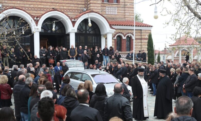 Κηδεία-Στέφανου-Μπορμπόκη:-Συγκίνηση-στο-τελευταίο-«αντίο»-στον-παλαίμαχο-ποδοσφαιριστή