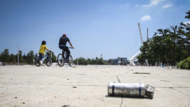 Μενίδι:-«Υπήρχε-μια-αναμμένη-κροτίδα-και-πήγε-να-βάλει-επιπλέον-μπαρούτι»-αποκαλύπτει-ο-αδερφός-του-14χρονου-που-τραυματίστηκε-στο-χέρι