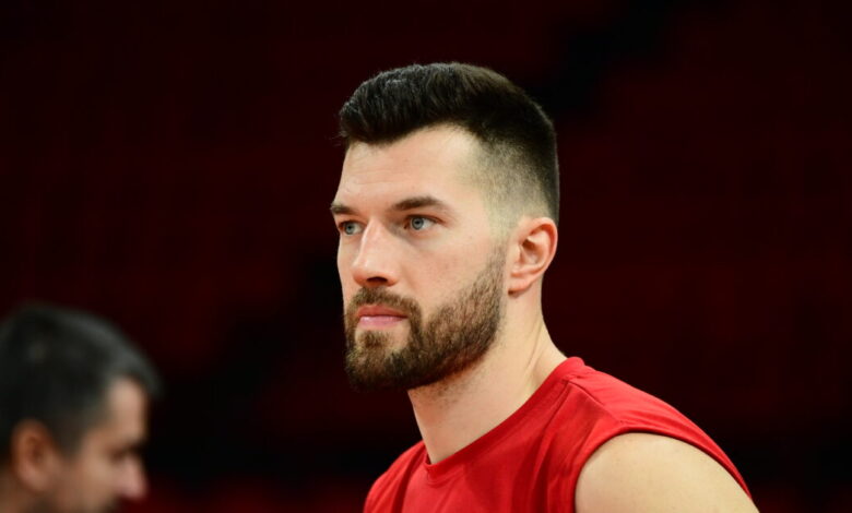 Ο-Ολυμπιακός-έκοψε-τούρτα-στην-προπόνηση-για-τον-Άλεκ-Πίτερς