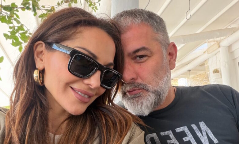 Δέσποινα-Βανδή-–-Βασίλης-Μπισμπίκης:-Η-πασχαλινή-τους-εξόρμηση-στην-Κρήτη-και-οι-ηλιοθεραπείες-στην-παραλία