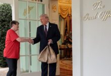 Νέο-σόου-από-τον-Ντόναλντ-Τραμπ:-Παρήγγειλε-fast-food-στον-Λευκό-Οίκο-και-άφησε-100-δολάρια-φιλοδώρημα