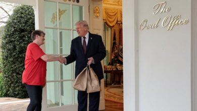 Νέο-σόου-από-τον-Ντόναλντ-Τραμπ:-Παρήγγειλε-fast-food-στον-Λευκό-Οίκο-και-άφησε-100-δολάρια-φιλοδώρημα