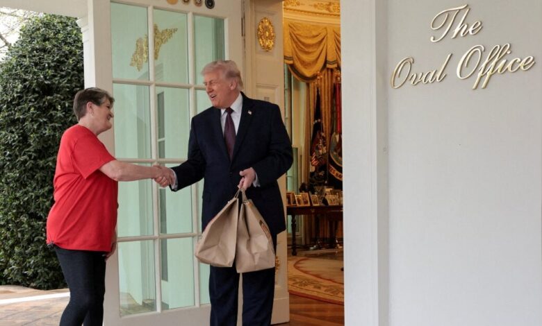 Νέο-σόου-από-τον-Ντόναλντ-Τραμπ:-Παρήγγειλε-fast-food-στον-Λευκό-Οίκο-και-άφησε-100-δολάρια-φιλοδώρημα