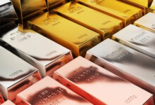 Ο-χρυσός-ανακάμπτει-καθώς-η-πτώση-του-πετρελαίου-φέρνει-προσδοκίες-για-αποκλιμάκωση-του-πληθωρισμού-–-Άνοδος-για-ασήμι,-χαλκό-και-μέταλλα