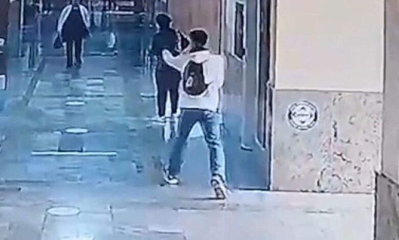 Βίντεο-από-τη-στιγμή-που-o-ένοπλος-πρώην-μαθητής-εισβάλλει-με-τουφέκι-σε-σχολείο-στην-Τουρκία-και-πυροβολεί-αδιακρίτως