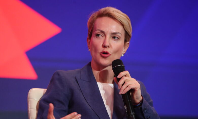 Αλεξάνδρα-Σδούκου-για-Μακάριο-Λαζαρίδη:-«Το-να-είσαι-βουλευτής-ή-υπουργός-δεν-προϋποθέτει-πτυχίο»