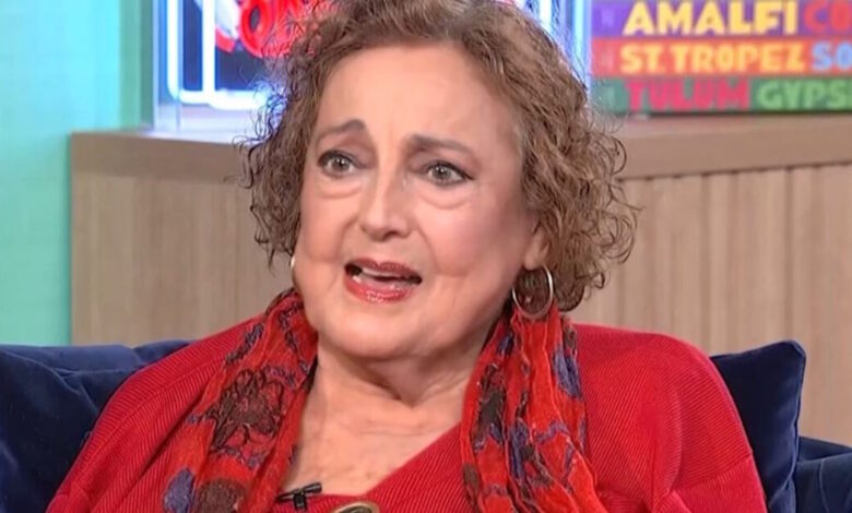 Ανθή-Ανδρεοπούλου:-Ο-πατέρας-μου-σκοτώθηκε-όταν-ήμουν-3,-έχω-ανάμνηση-από-εκείνον-που-νόμιζα-την-είχα-δει-στον-ύπνο-μου