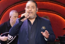 Στέλιος-Διονυσίου:-Όταν-τραγούδησα-για-πρώτη-φορά-με-τον-πατέρα-μου,-τον-κοίταξα-και-είδα-ότι-ήταν-δακρυσμένος