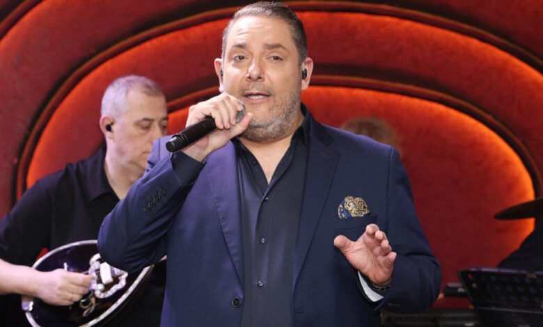 Στέλιος-Διονυσίου:-Όταν-τραγούδησα-για-πρώτη-φορά-με-τον-πατέρα-μου,-τον-κοίταξα-και-είδα-ότι-ήταν-δακρυσμένος