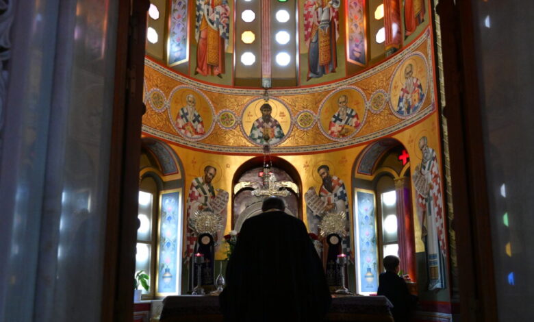 Ηράκλειο:-Αντί-να-ψάλλει-«Χριστός-Ανέστη»-ιερέας-έκανε-Ανάσταση-στα-κρατητήρια,-τον-κατήγγειλε-για-απειλές-η-εν-διαστάσει-σύζυγος