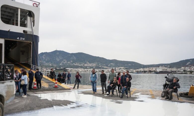 Μυτιλήνη:-Κτηνοτρόφοι-μπλόκαραν-πλοίο-στο-λιμάνι-–-700-περίπου-επιβάτες-έμειναν-εκτός