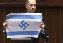 Ισραηλινή-σημαία-με-σβάστικα-παρουσίασε-Πολωνός-βουλευτής