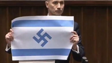 Ισραηλινή-σημαία-με-σβάστικα-παρουσίασε-Πολωνός-βουλευτής