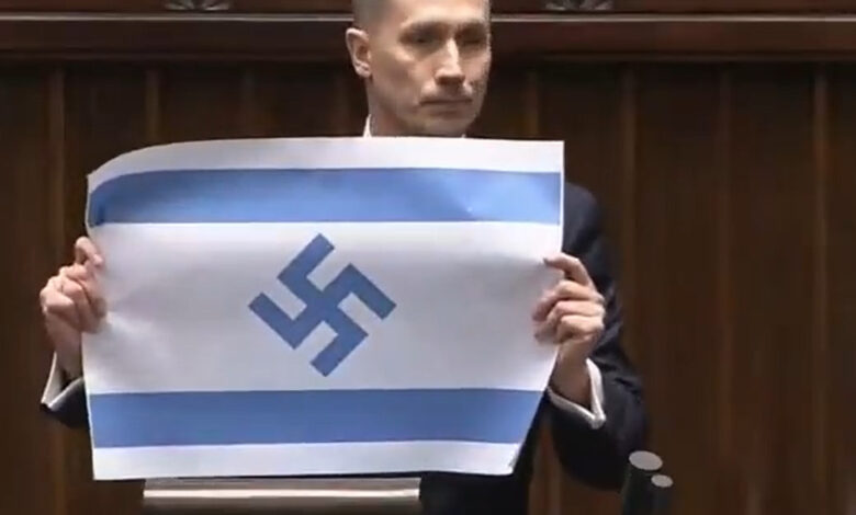 Ισραηλινή-σημαία-με-σβάστικα-παρουσίασε-Πολωνός-βουλευτής