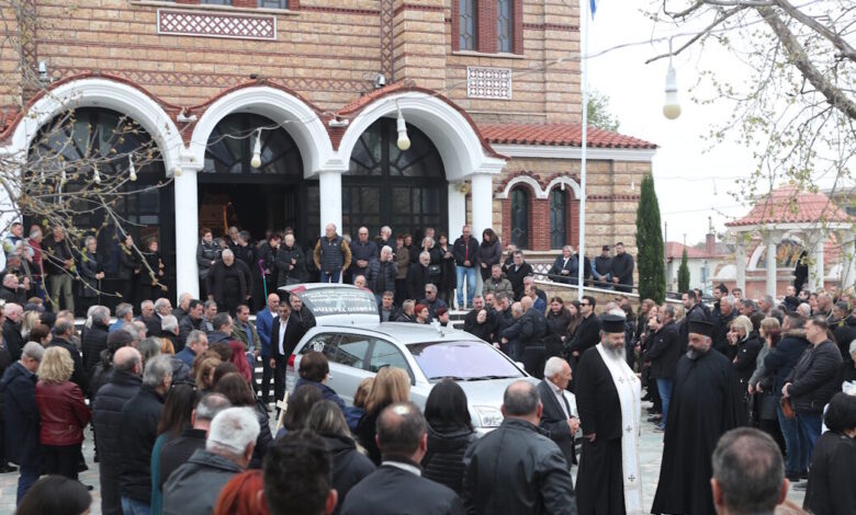 Στέφανος-Μπορμπόκης:-«Σαν-πληγωμένο-αετόπουλο-στο-χώμα»,-το-ζεϊμπέκικο-που-παίχτηκε-στην-κηδεία-του-παλαίμαχου-ποδοσφαιριστή