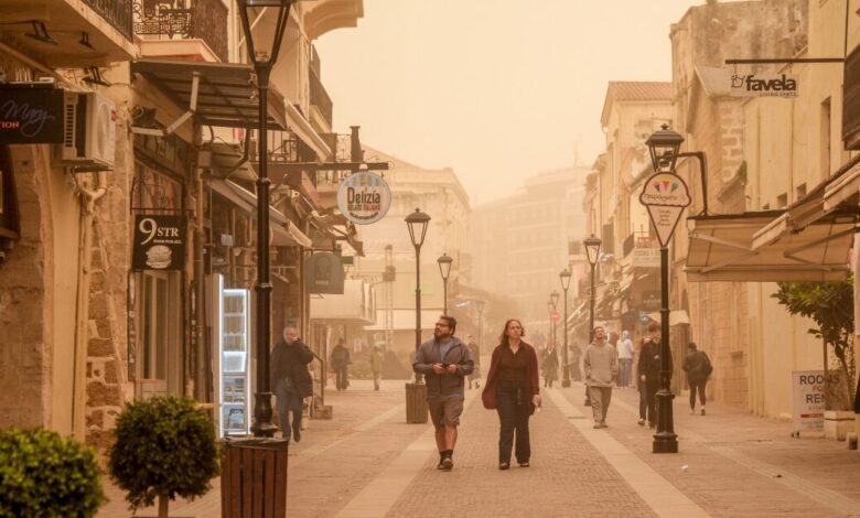 Καιρός:-Κύμα-αφρικανικής-σκόνης-θα-«πνίξει»-τη-χώρα-τις-επόμενες-ημέρες-–-Πότε-και-πού-αναμένονται-λασποβροχές