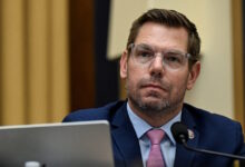 Έρικ-Σουόλγουελ:-Νέα-καταγγελία-σε-βάρος-του-Δημοκρατικού-βουλευτή-–-«Με-νάρκωσε,-με-έπνιξε-και-με-βίασε»