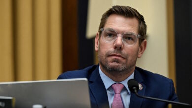 Έρικ-Σουόλγουελ:-Νέα-καταγγελία-σε-βάρος-του-Δημοκρατικού-βουλευτή-–-«Με-νάρκωσε,-με-έπνιξε-και-με-βίασε»