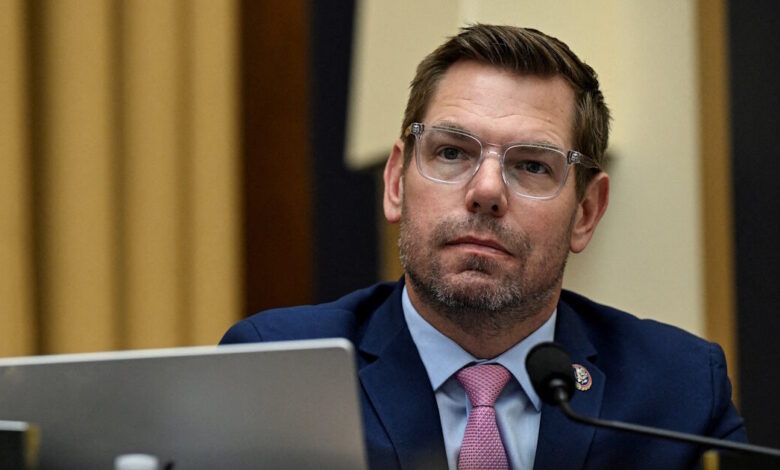 Έρικ-Σουόλγουελ:-Νέα-καταγγελία-σε-βάρος-του-Δημοκρατικού-βουλευτή-–-«Με-νάρκωσε,-με-έπνιξε-και-με-βίασε»