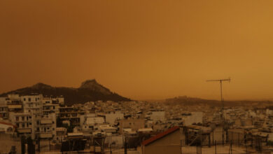 Καιρός:-Οι-περιοχές-που-θα-«πνιγούν»-από-την-αφρικανική-σκόνη-τις-επόμενες-ώρες-–-Στους-25-βαθμούς-η-θερμοκρασία
