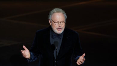 Επιστροφή-του-Μπίλι-Κρίσταλ-στο-Μπρόντγουεϊ-με-μονόλογο-για-το-σπίτι-που-έχασε-στις-πυρκαγιές-του-Λος-Άντζελες