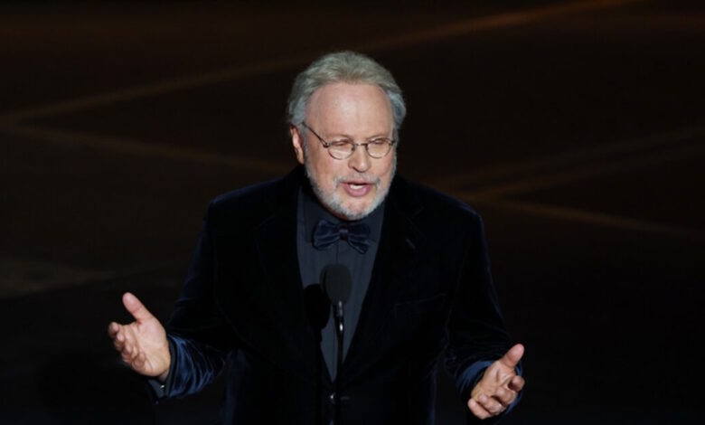 Επιστροφή-του-Μπίλι-Κρίσταλ-στο-Μπρόντγουεϊ-με-μονόλογο-για-το-σπίτι-που-έχασε-στις-πυρκαγιές-του-Λος-Άντζελες