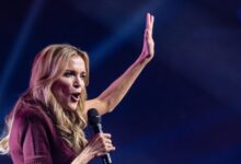 Οι-γυναίκες-του-maga-βγαίνουν-μπροστά,-παίρνουν-το-μικρόφωνο-και-αμφισβητούν-τον-Τραμπ