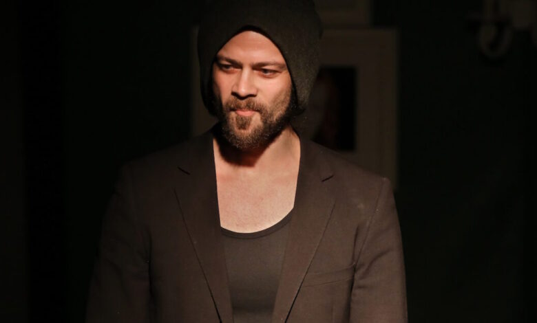 Ο-σωσίας-του-Μπραντ-Πιτ-αποκαλύπτει:-«Έγραψαν-ότι-απατούσε-την-Τζένιφερ-Άνιστον-επειδή-με-φωτογράφισαν-με-την-κοπέλα-μου»