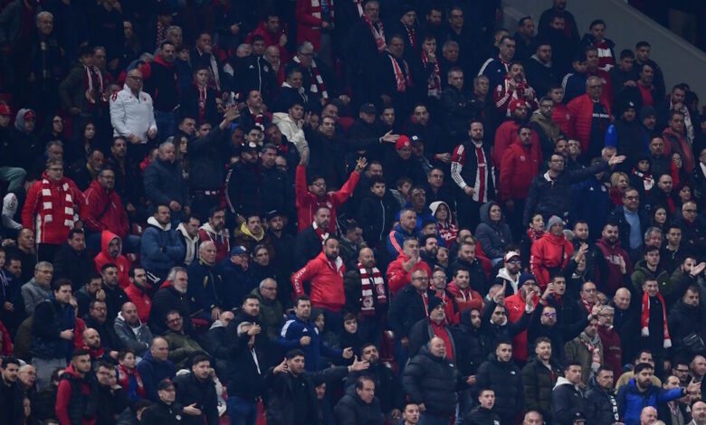 Οπαδοί-του-Ολυμπιακού-στην-προπόνηση,-ενόψει-Παναθηναϊκού:-«Να-ματώσετε-τη-φανέλα»