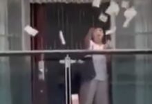 Κίνα:-Τσακώθηκε-με-τον-άντρα-της-και-πέταξε-από-το-παράθυρο-160.000-δολάρια