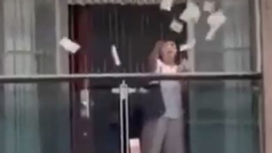 Κίνα:-Τσακώθηκε-με-τον-άντρα-της-και-πέταξε-από-το-παράθυρο-160.000-δολάρια