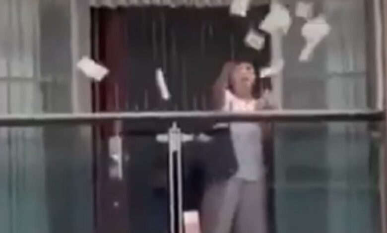 Κίνα:-Τσακώθηκε-με-τον-άντρα-της-και-πέταξε-από-το-παράθυρο-160.000-δολάρια