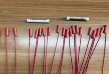 Νίκαια:-14χρονος-πήγε-με-πυροτεχνήματα-έξω-από-σχολείο-–-Χειροπέδες-στους-γονείς-του-και-στον-42χρονο-προμηθευτή