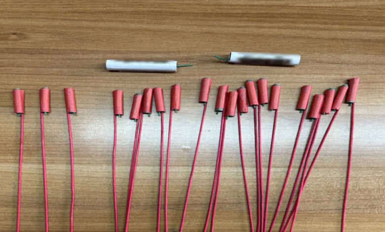 Νίκαια:-14χρονος-πήγε-με-πυροτεχνήματα-έξω-από-σχολείο-–-Χειροπέδες-στους-γονείς-του-και-στον-42χρονο-προμηθευτή