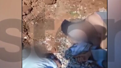 Βάρκιζα:-Πατέρας-και-γιος-καταπλακώθηκαν-από-πέτρες-σε-παραλία-–-«Φώναζαν-βοήθεια,-ήταν-καλυμμένοι-με-χώμα»