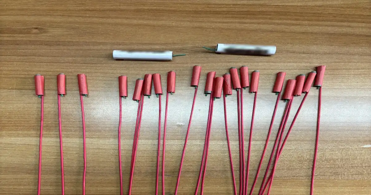 Νίκαια:-14χρονος-πήγε-με-πυροτεχνήματα-έξω-από-σχολείο-–-Χειροπέδες-στους-γονείς-του-και-στον-42χρονο-προμηθευτή