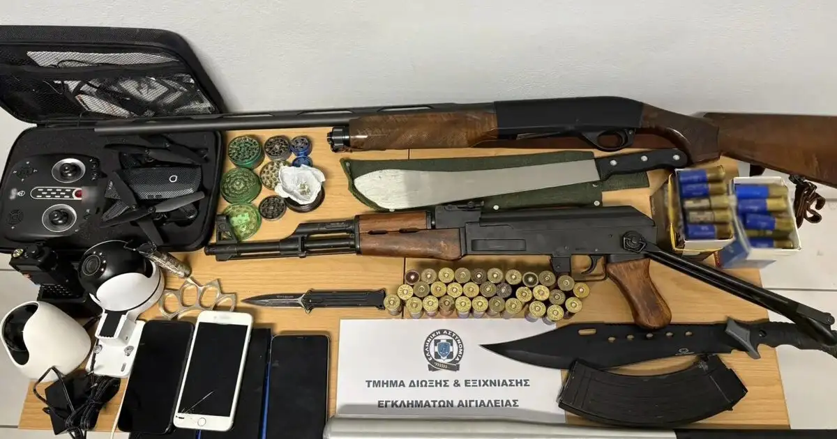 Αίγιο:-Συλλήψεις-για-την-άγρια-επιδρομή-σε-καφετέρια-–-Όπλα,-ματσέτα-και-σιδερογροθιά-στα-σπίτια-τους