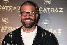 Δημήτρης-Αλεξάνδρου-–-Ρία-Ελληνίδου:-Το-κατοικίδιο-φίδι-του-επιχειρηματία-τυλίχτηκε-γύρω-από-την-τραγουδίστρια-–-Δείτε-βίντεο