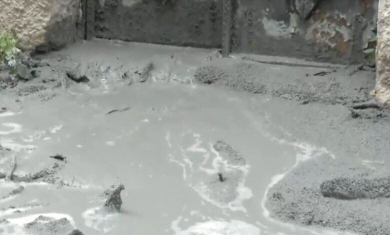 Κυψέλη:-Αναβλύζει-τσιμέντο-από-τον-δρόμο-–-Διακοπή-της-κυκλοφορίας