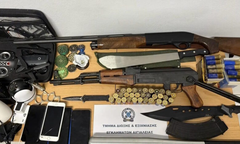 Αίγιο:-Συλλήψεις-για-την-άγρια-επιδρομή-σε-καφετέρια-–-Όπλα,-ματσέτα-και-σιδερογροθιά-στα-σπίτια-τους