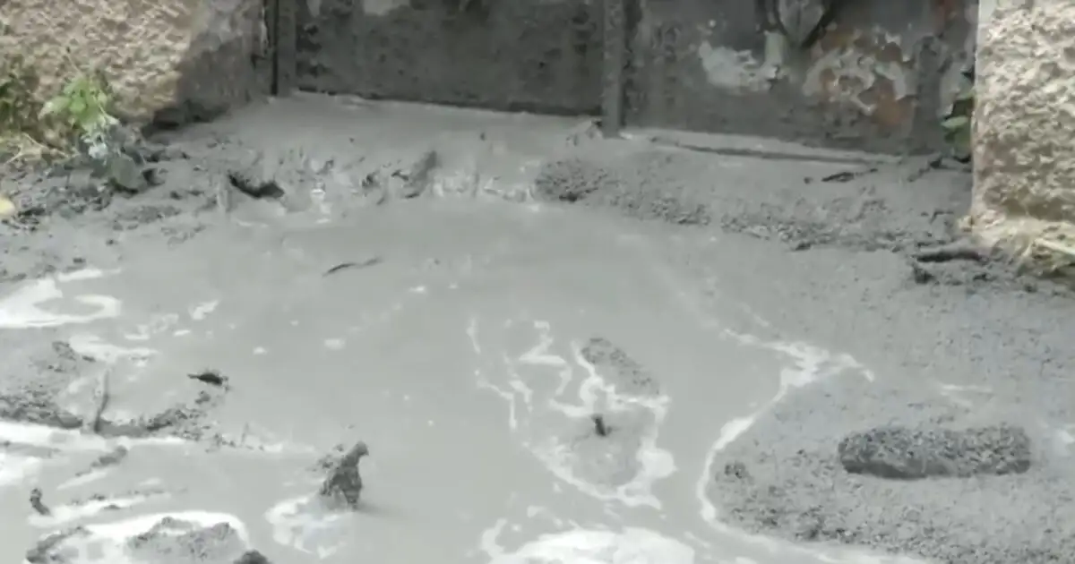 Κυψέλη:-Αναβλύζει-τσιμέντο-από-τον-δρόμο-–-Διακοπή-της-κυκλοφορίας