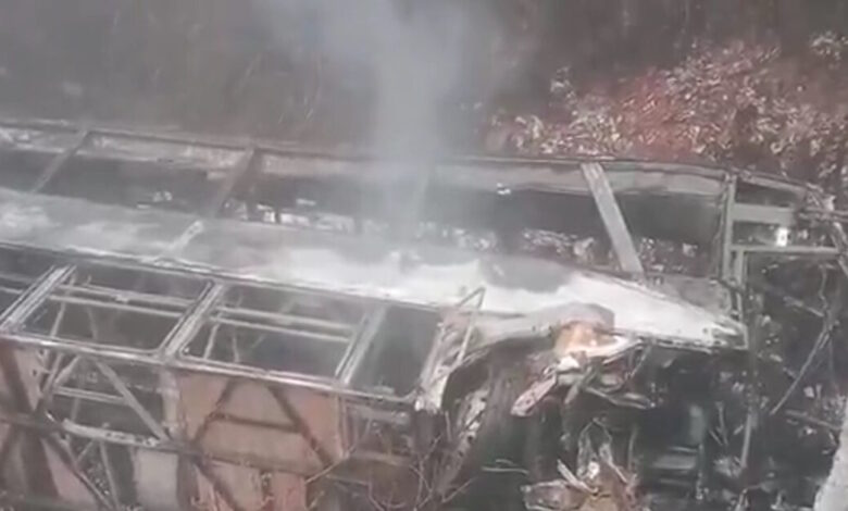 Τραγωδία-στον-Ισημερινό:-14-νεκροί-και-δεκάδες-τραυματίες-από-πτώση-λεωφορείου-σε-χαράδρα