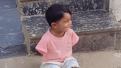 Το-κοριτσάκι-χωρίς-χέρια-που-συγκίνησε-το-διαδίκτυο:-Δεν-παίζει,-αλλά-ζει-τη-χαρά