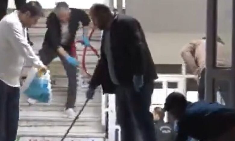 Τουρκία:-Συνεργεία-καθαρίζουν-το-σχολείο-μετά-το-μακελειό-με-τους-9-νεκρούς,-ανάμεσά-τους-8-μαθητές