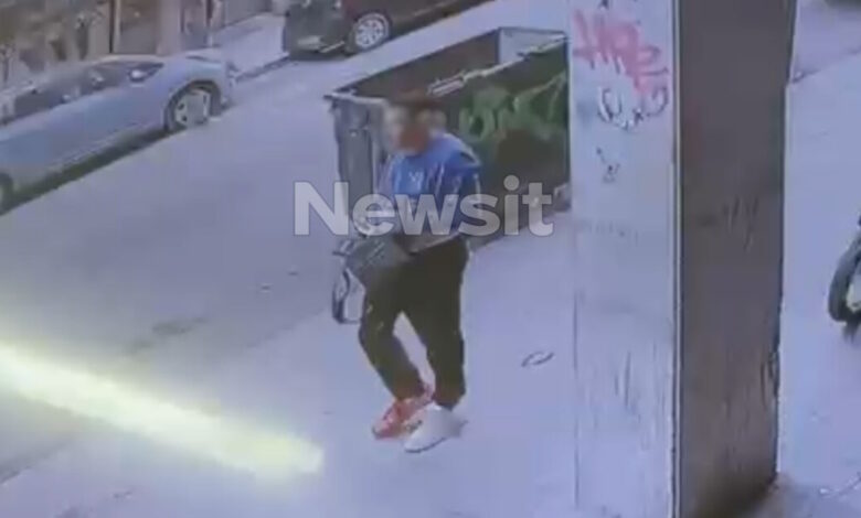 Μεταξουργείο:-Μαχαίρωσε-40χρονο-στο-πόδι-και-του-έκλεψε-την-τσάντα-–-Βίντεο-ντοκουμέντο-από-τις-στιγμές-τρόμου