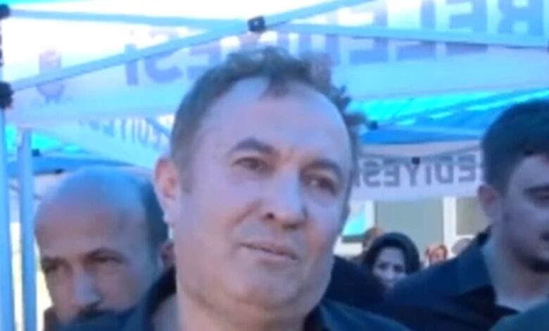 ayla-kara:-Λιποθύμησε-στην-κηδεία-ο-σύζυγος-της-καθηγήτριας-που-σκοτώθηκε-στο-μακελειό-στην-Τουρκία-–-Σπαρακτικές-στιγμές