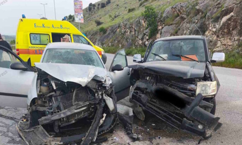 Πέντε-τραυματίες-σε-τροχαίο-στην-εθνική-οδό-Λάρισας-–-Κοζάνης,-οι-επιβαίνοντες-στο-ένα-από-τα-δύο-αυτοκίνητα-πήγαιναν-σε-κηδεία