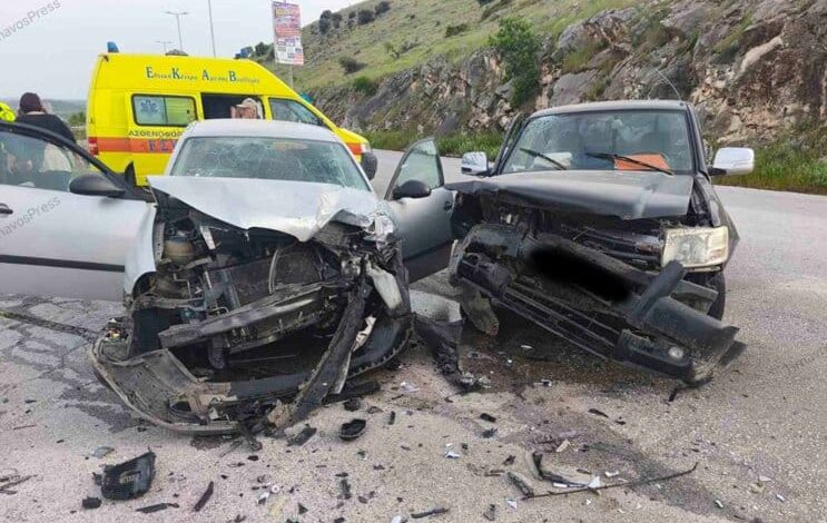 Σοβαρό-τροχαίο-με-πέντε-τραυματίες-–-Σφοδρή-σύγκρουση-στη-διασταύρωση-Αργυροπουλίου